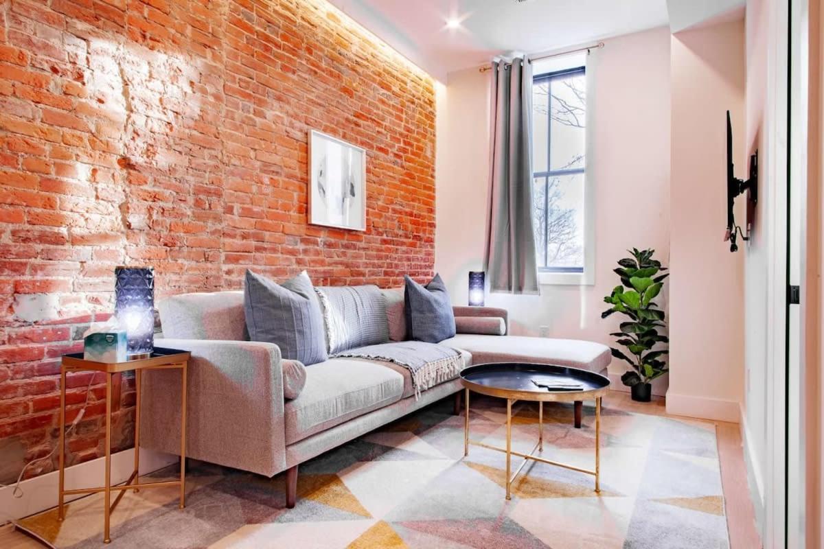 Barracks Row & Eastern Market Oasis Transit-friendly Apartment *